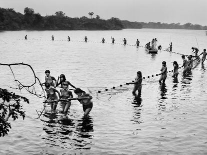 Kamayurás tiran de una red de pesca en el lago Ipavu, durante los preparativos de la ceremonia de las mujeres. Tierra indígena Xingú, Estado de Mato Grosso (Brasil), 2005.