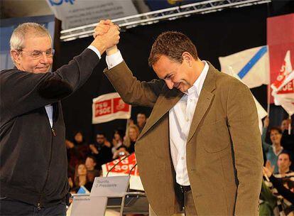 Touriño y Zapatero, ayer en el palacio de deportes de Lugo.