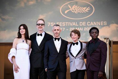 La actriz Anne Hathaway, el director James Gray, Jeremy Strong, Michael Banks Repeta y el actor Jaylin Webb llegan para la proyección de la película "Armageddon Time", el día 19 en Cannes.