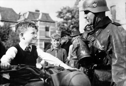 Una imagen de la propaganda nazi en la que se ve a un niño holandés subido en la moto de un oficial del ejército alemán, en mayo de 1940. En el reverso de la imagen se leía: "Chicos holandeses de confianza".