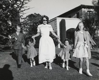 Joan Crawford paseando con sus cuatro hijos, Christopher, Cathy, Cynthia, y Christina.
