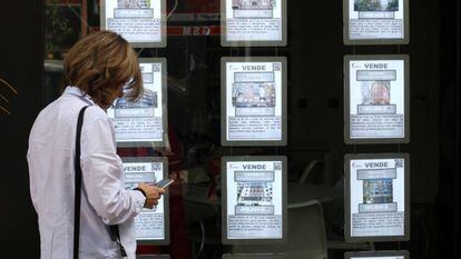 View of the window of a real estate agency in Madrid, with advertisements for flats for sale.