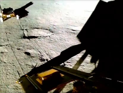 El 'rover' Pragyan fotografiado en la superficie lunar desde el módulo Vikram. En su primer día de viaje, el 25 de agosto, apenas avanzó 8 metros a su ritmo lento, pero seguro.