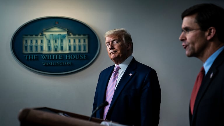 Donald Trumpo y Mark Esper, en una rueda de prensa en la Casa Blanca, en abril.