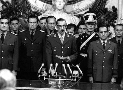 El general Jorge Rafael Videla (en el centro) jura en marzo de 1976 como presidente de Argentina en la Casa de Gobierno de Buenos Aires, acompañado de miembros de la Junta Militar que derrocó Isabel Perón con un golpe de Estado.