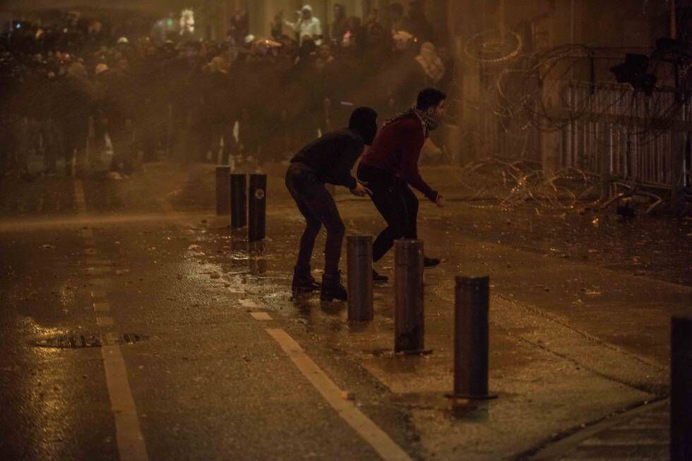 Docenas de manifestantes arremeten a pedradas contra policías antidisturbios en la noche del martes en Beirut tras el anuncio del nuevo Gobierno