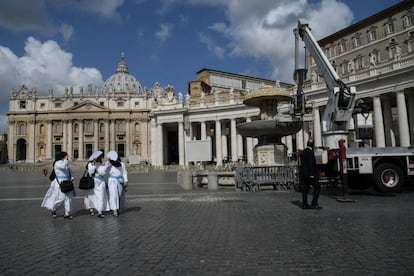 Unas monjas pasean en la plaza de San Pedro, en Roma.