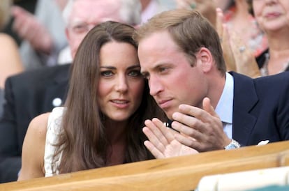 Los duques de Cambridge Kate Middleton y el principe Guillermo en un partido de tenis del torneo de Wimbledon en 2011.