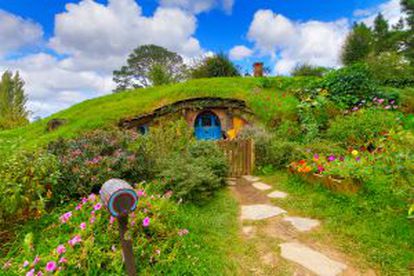 Casas de hobbits en La Comarca, construidas en Alexander Farm, cerca de Matamata (Nueva Zelanda).