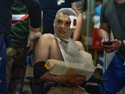 Un soldado ucranio atendido en un centro médico a las afueras de Bajmut.