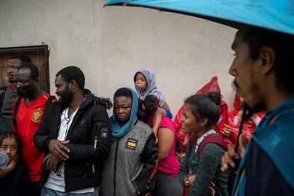 La intención de la mayoría de las personas que atraviesan Honduras (y después Guatemala y México) es llegar a Estados Unidos. El Gobierno hondureño barajó la posibilidad de declarar una amnistía para que pudieran cruzar el país sin necesidad de pagar ninguna multa y con seguridad. Lejos de ser una realidad, aquella promesa es solo una posibilidad que ha provocado, según las ONG, un efecto llamada.