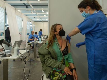 Una enfermera vacuna a una mujer en el centro de vacunación de Fira de Barcelona.