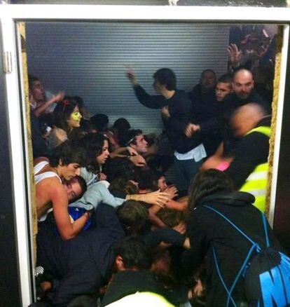 Jóvenes atrapados en el vomitorio de Madrid Arena en el que murieron cinco jóvenes.