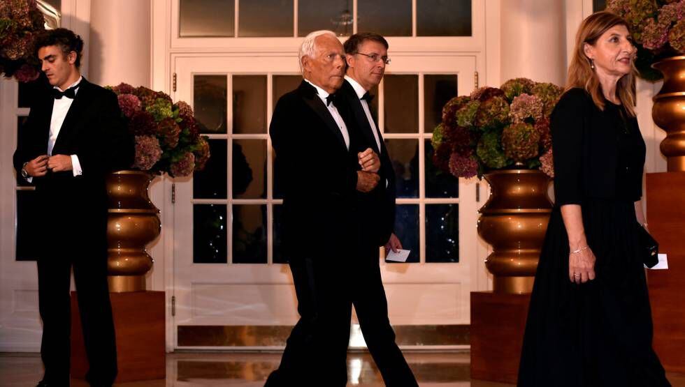 El diseñador Giorgio Armani, en el centro, a su llegada a la cena de Estado en la Casa Blanca.