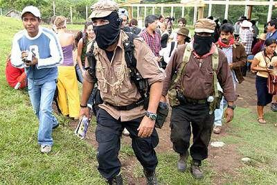 El subcomandante Marcos (en el centro),  el sábado en un mitin en Chiapas.