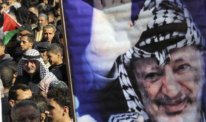 Una bandera con el rostro del desaparecido presidente Yasir Arafat ondea sobre los centenares de palestinos que se manifestaron para apoyar el reconocimiento de Palestina como Estado observador en la ONU, en Naplusa, Cisjordania.