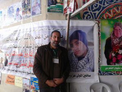 Bassan Sider, junto a una foto de su hijo Bassel.