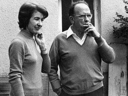 Carmen Menéndez y Santiago Carrillo, en París en 1976.