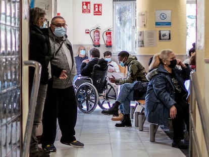 Pacientes en la sala de espera del Centro de Salud Potes, el lunes en Villaverde (Madrid).