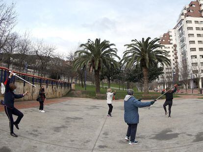 Unas mujeres realizan taichi en el parque de Amezola en la capital vizcaína, el pasado febrero.