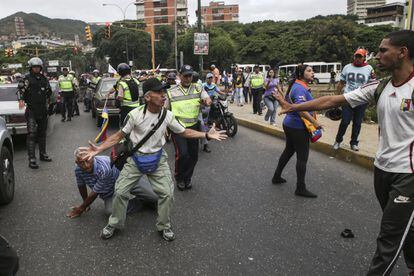 Manifestantes simpatizantes del gobierno de Nicolás Maduro (i) se enfrentan a manifestantes opositores que participan en la marcha denominada "Toma de Caracas".