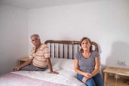Cati Alcázar y Juan Ruiz Reinaldo, en el dormitorio de su casa, en Lorca.


