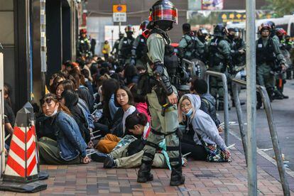 Varios manifestantes son detenidos por la policía cerca de la Universidad Politécnica de Hong Kong.
