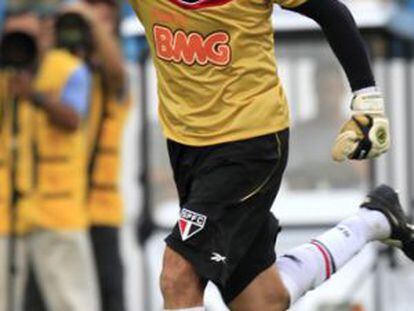 El meta del Sao Paulo celebra el gol número 100 de su carrera.