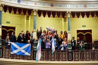 Miembros de los colectivos LGTBI celebraban en el Congreso de los Diputados la aprobación de la 'ley trans', a mediados de febrero.