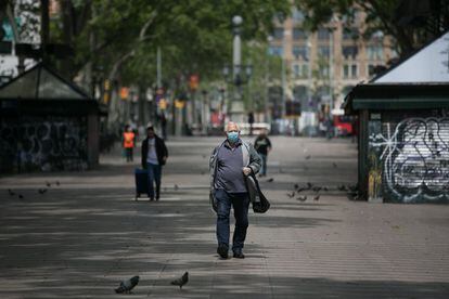 Un home baixa per la Rambla de Barcelona, per on fa un any, i fa dos, i tres... no es podia avançar de la gentada que hi havia.