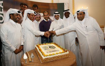 Guardiola, en un viaje a Qatar en diciembre de 2009 para promocionar la candidatura del país que acogerá el Mundial de 2022.
