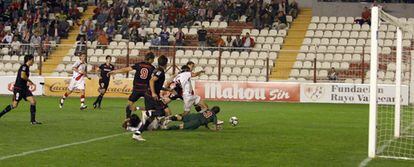 Pachón marca el segundo gol del Rayo en Vallecas en el partido de ida.