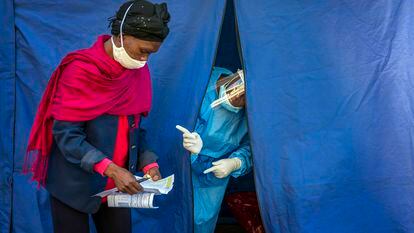 Un hospital de campaña de Johannesburgo que hacía pruebas de covid, VIH y tuberculosis en abril de 2020.