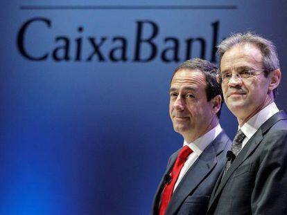 El presidente de CaixaBank, Jordi Gual (derecha), y el consejero delegado, Gonzalo Gort&aacute;zar (izquierda). 