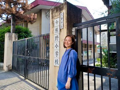 Hikari Yurugi, delante del colegio Imakumano de Kioto, en el que ella estudió, igual que su padre, y que cerró hace casi una década por falta de niños. 