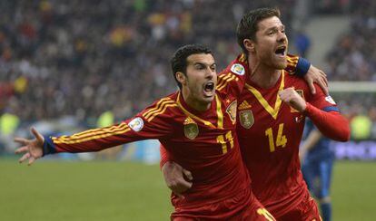 Pedro y Xabi Alonso celebran el gol de España.