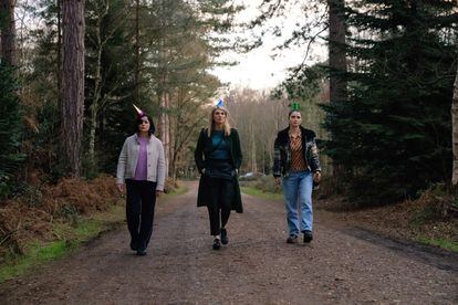 Sarah Greene, Sharon Horgan y Eve Hewson, en el décimo episodio de 'Hermanas hasta la muerte'.