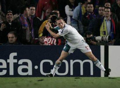 Bellamy celebra su gol ante el Barça imitando un golpe de golf.