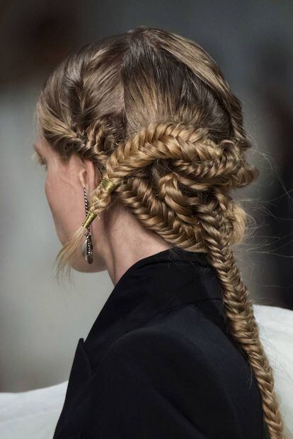 Una versión en la que se mezclan distintos tipos de trenzas de Alexander McQueen.