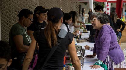 Una mujer recoge firmas de apoyo a la legalización del aborto, el 3 de septiembre de 2022, en Caracas, Venezuela.