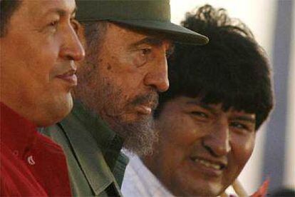 El presidente de Venezuela, Hugo Chavez, el de Cuba, Fidel Castro, y el de Bolivia, Evo Morales, el 29 de abril en La Habana.