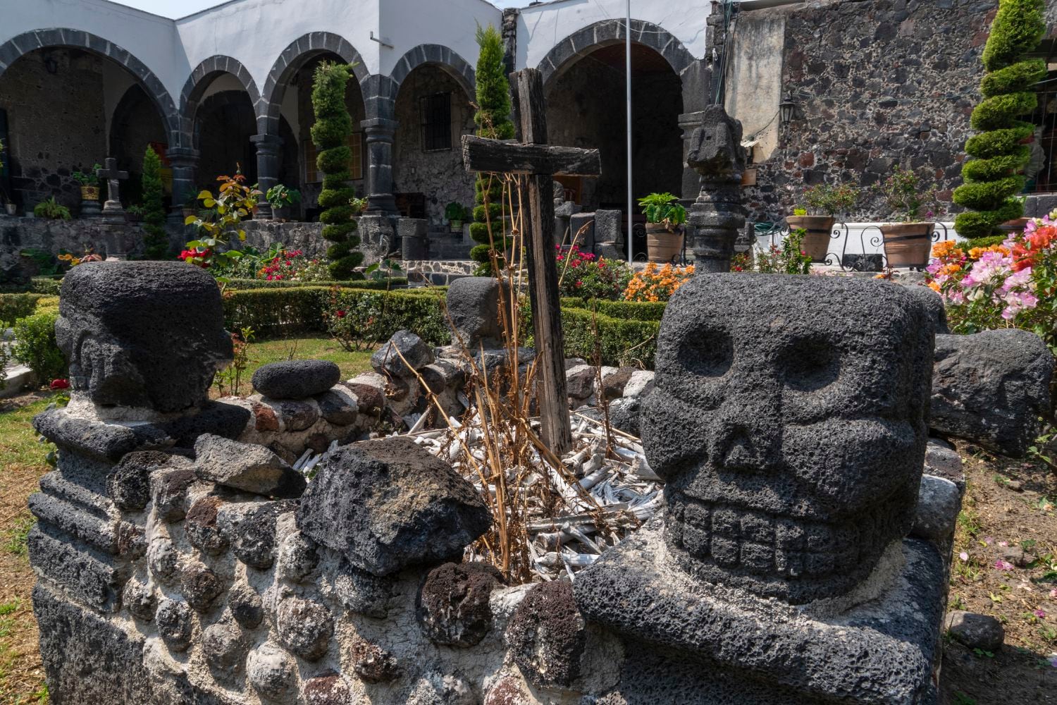Restos humanos en un Tzompantli de la Parroquia de San Andrés Mixquic