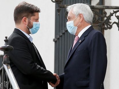 El presidente electo de Chile, Gabriel Boric, saluda al saliente, Sebastián Piñera, el pasado 20 de diciembre en Santiago.