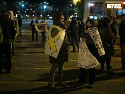 Varias personas en la manifestación de la avenida de Meridiana de Barcelona.