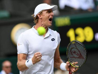 Anderson celebra un punto ante Isner durante el partido en Wimbledon. 