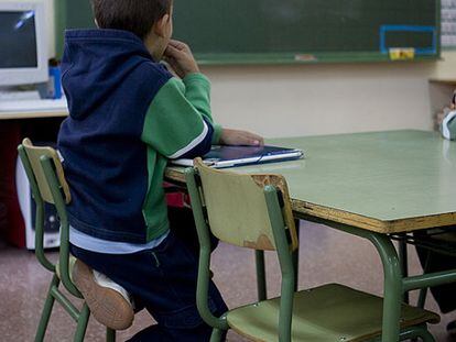 Un niño en una de las aulas casi vacías del colegio Virgen de la Peña Sacra, en Manzanares.