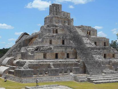 La Pirámide de los Cinco Pisos, edificio maya ubicado en la Península de Yucatán (Campeche, México). 