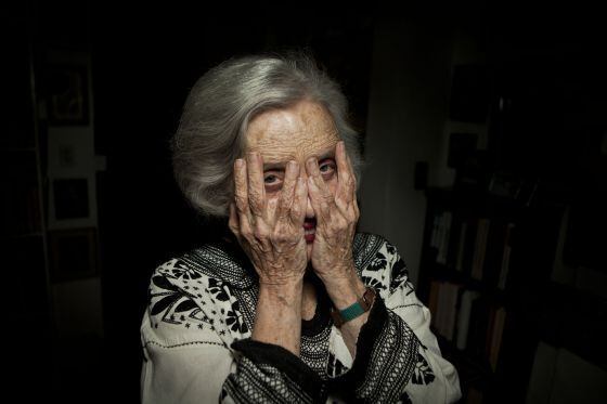 La periodista y escritora Elena Poniatowska, en un momento de la sesión fotográfica.