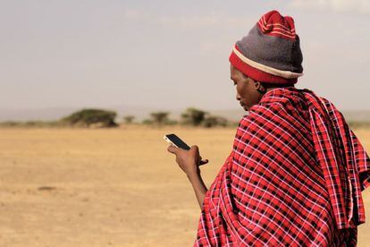 Lekishon consulta su cuenta de Facebook. Conectados a las nuevas tecnologías gracias a baterías solares que el joven ha comprado en Arusha, la comunidad moderniza sus formas de comunicación sin renunciar a su forma de vida tradicional.
