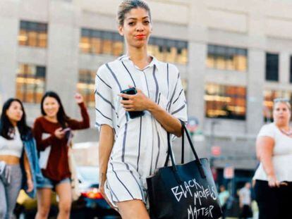 La modelo Ashley B. Chew con uno de los bolsos de la campaña Black models matter.